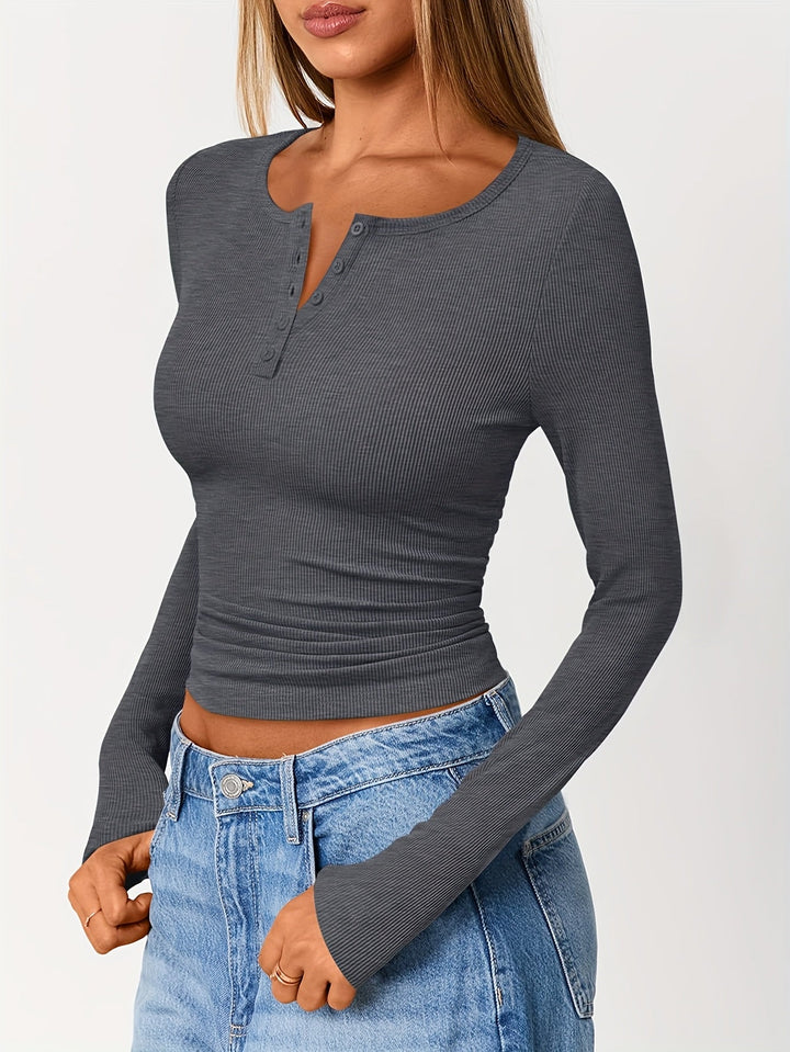 Brynn | Körpernahes Henley-Shirt mit Knopfleiste - Image 10
