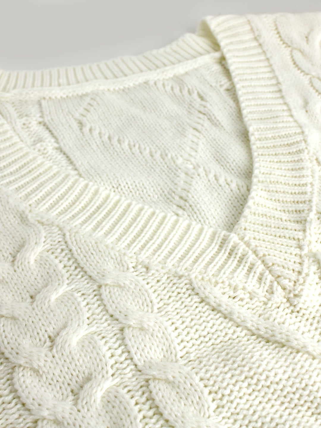 Colleen | Ärmelloser Zopfmuster-Pullover mit V-Ausschnitt - Image 14