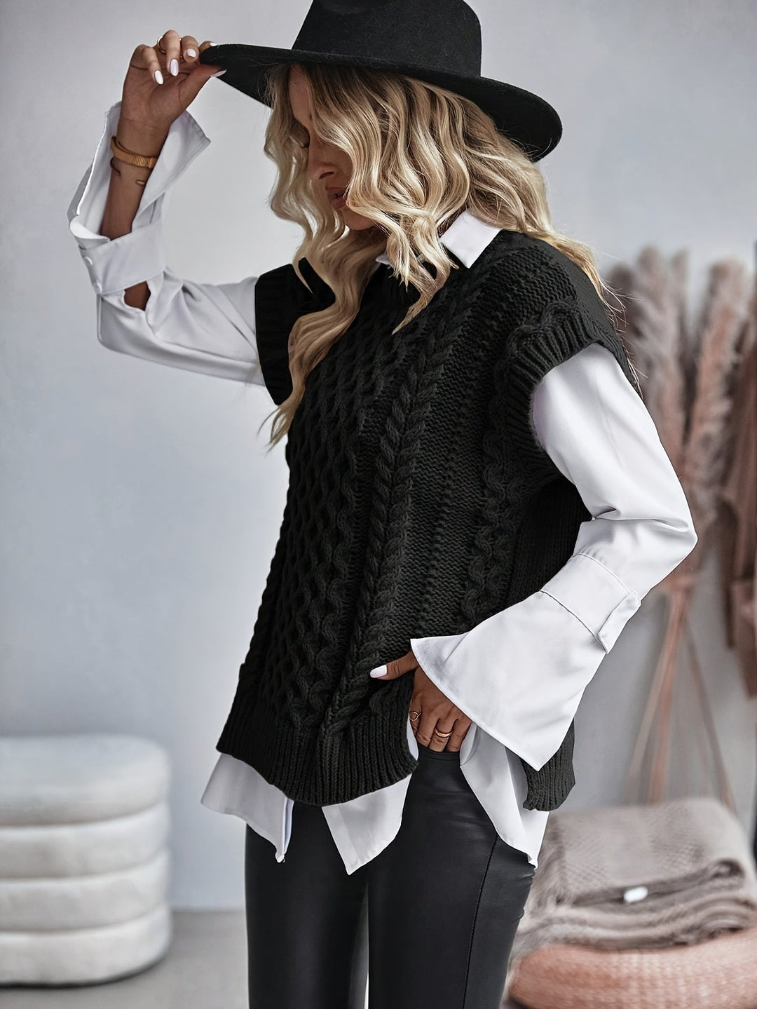 Colette | Ärmellose Strickweste mit Zopfmuster - Image 11