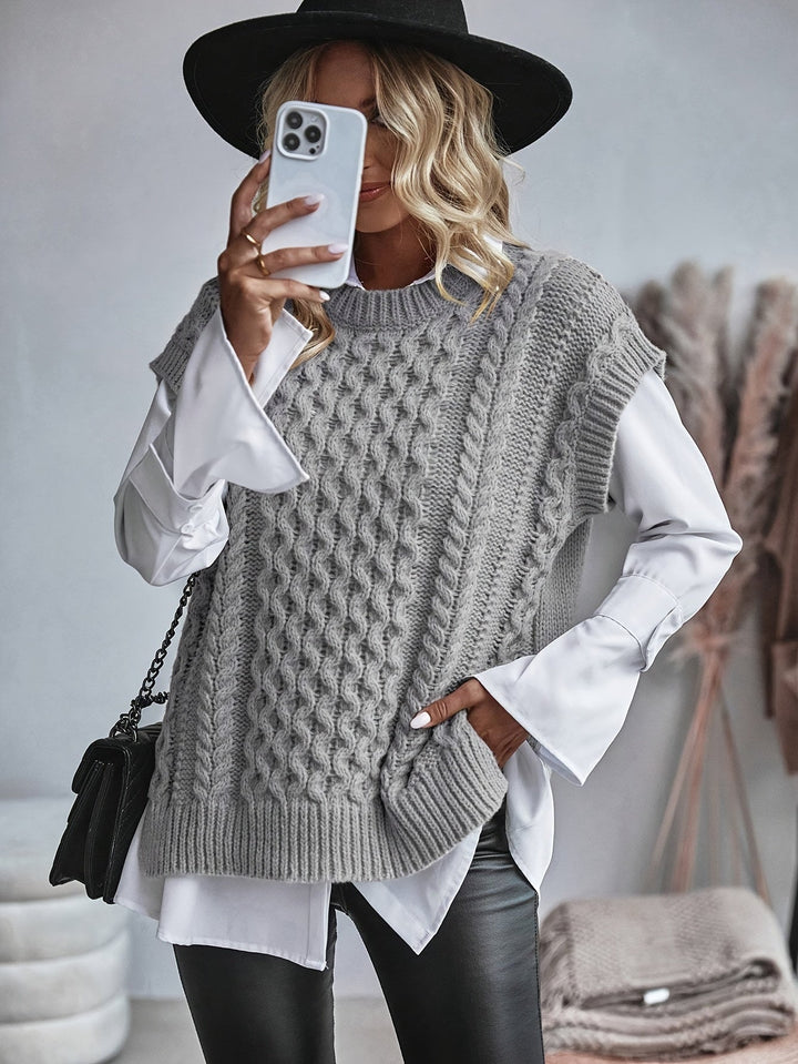 Colette | Ärmellose Strickweste mit Zopfmuster - Image 5