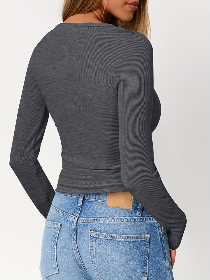 Brynn | Körpernahes Henley-Shirt mit Knopfleiste - Image 9