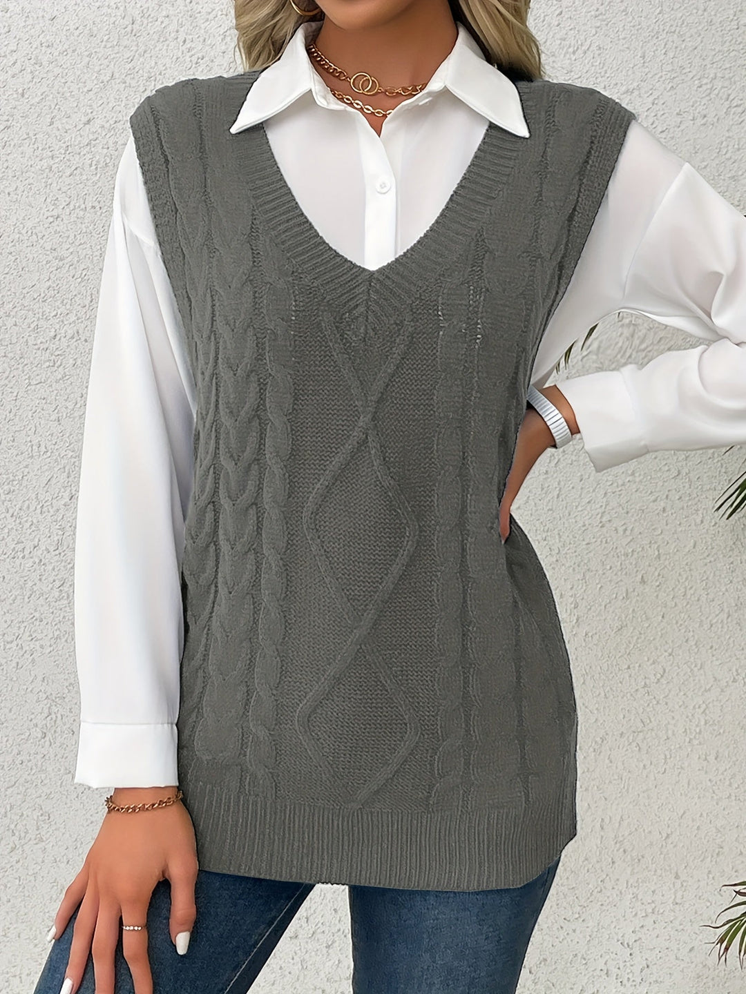 Colleen | Ärmelloser Zopfmuster-Pullover mit V-Ausschnitt - Image 9