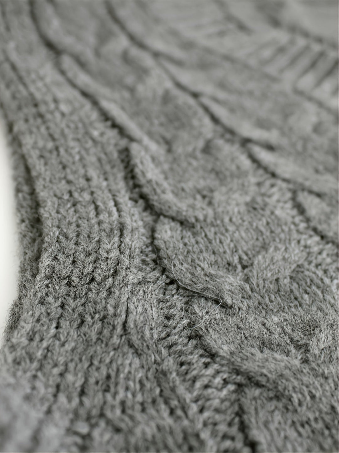 Colleen | Ärmelloser Zopfmuster-Pullover mit V-Ausschnitt - Image 4