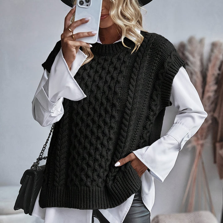 Colette | Ärmellose Strickweste mit Zopfmuster - Image 8