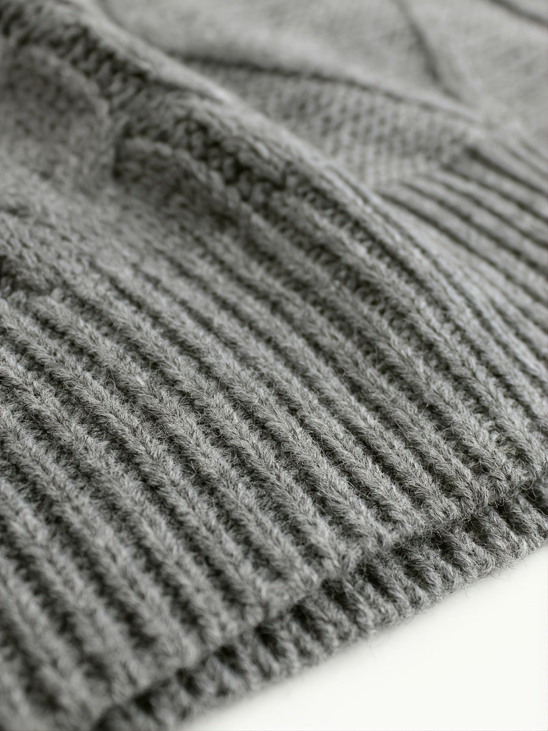 Colleen | Ärmelloser Zopfmuster-Pullover mit V-Ausschnitt - Image 5