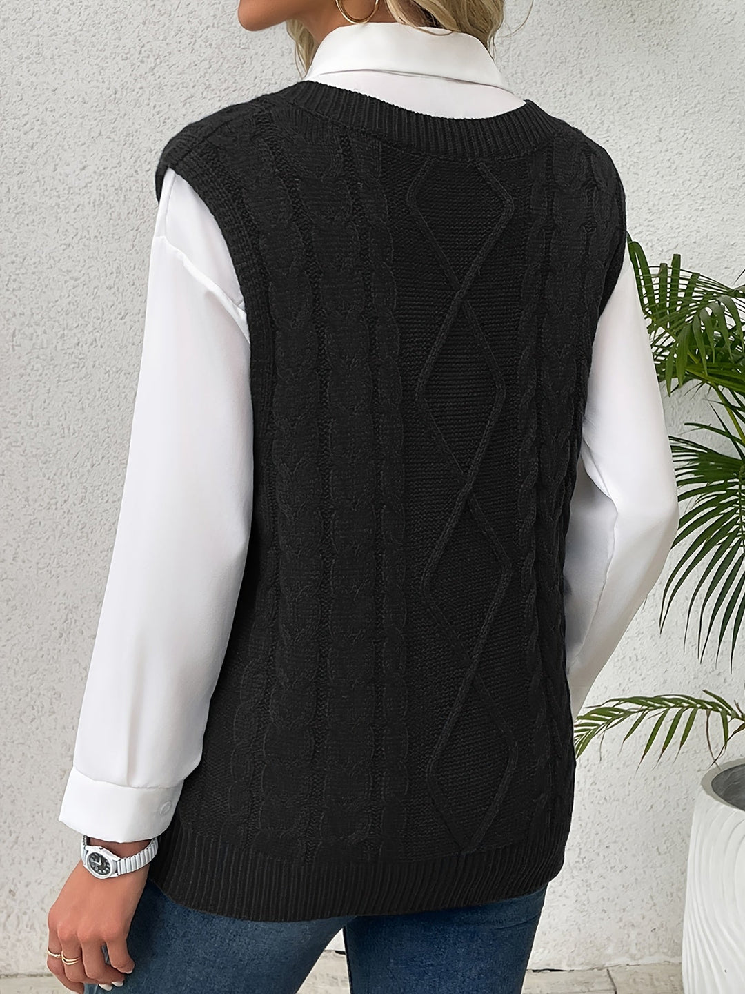 Colleen | Ärmelloser Zopfmuster-Pullover mit V-Ausschnitt - Image 18