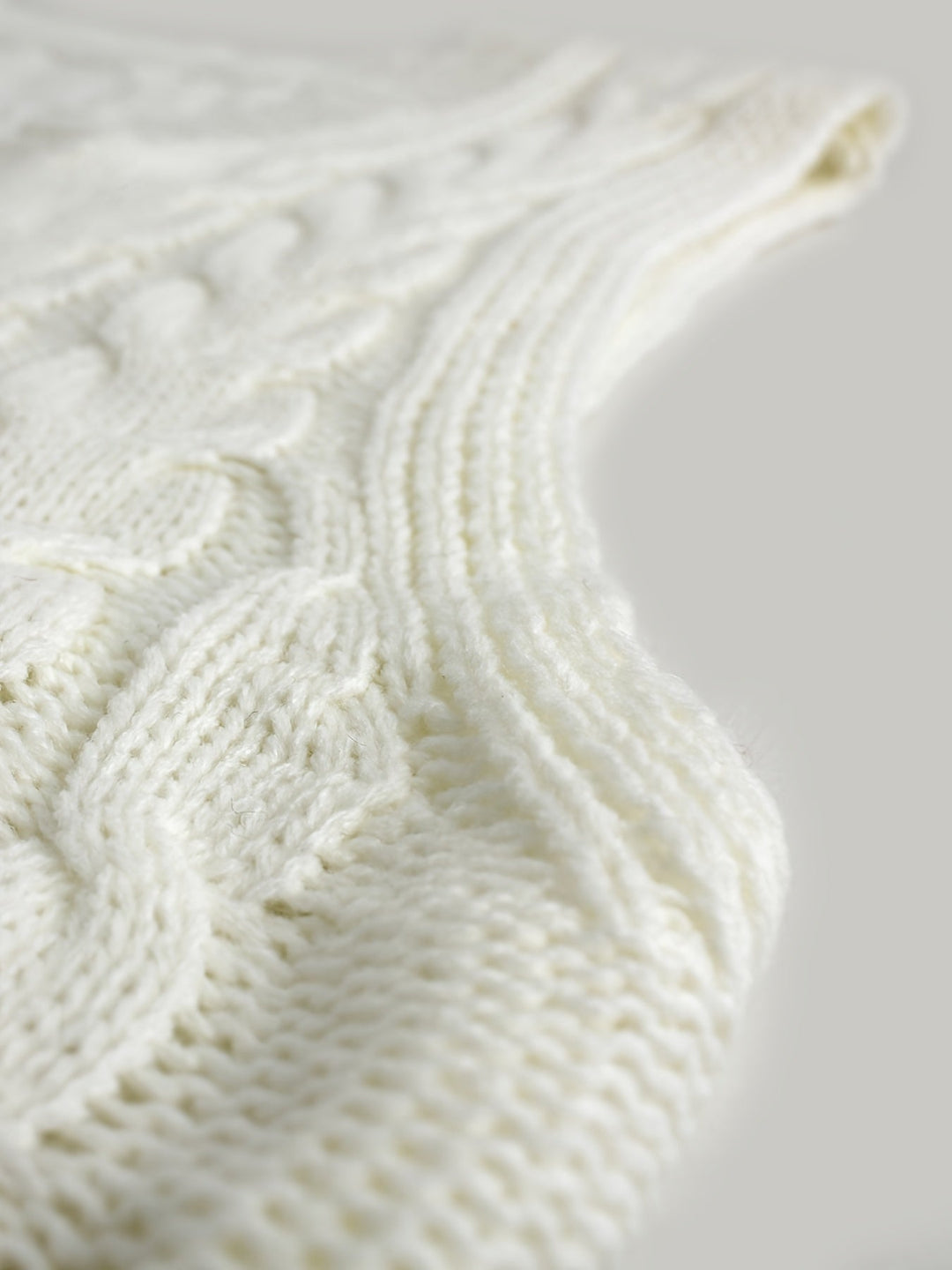 Colleen | Ärmelloser Zopfmuster-Pullover mit V-Ausschnitt - Image 49