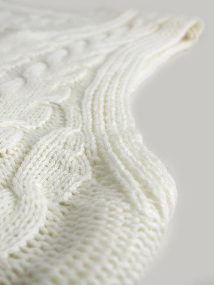 Colleen | Ärmelloser Zopfmuster-Pullover mit V-Ausschnitt - Image 49