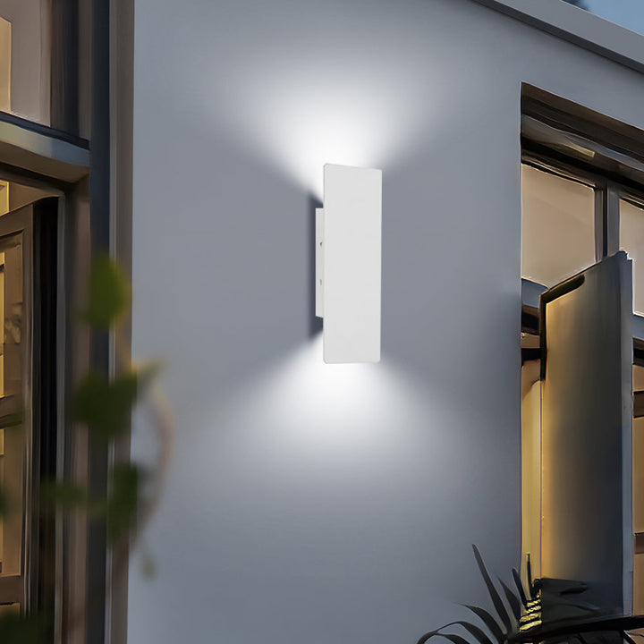 LED wall lamp made of aluminum