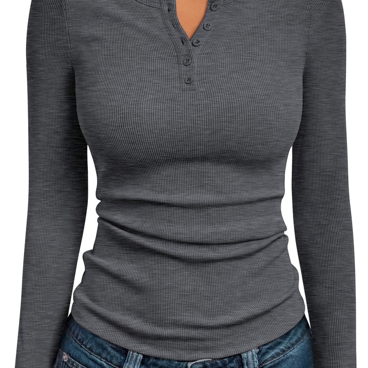 Brynn | Körpernahes Henley-Shirt mit Knopfleiste - Image 7