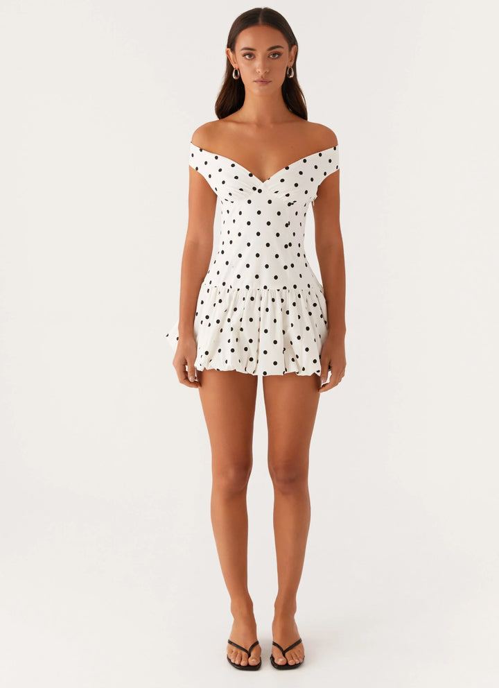 Vaelora – Schulterfreies Minikleid mit Polka-Dots und Schößchen
