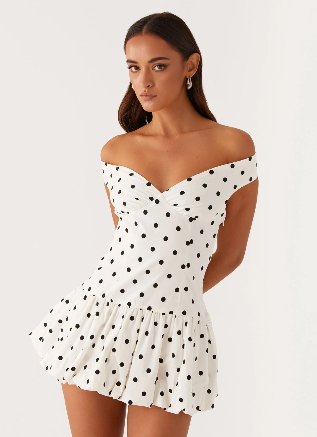 Vaelora – Schulterfreies Minikleid mit Polka-Dots und Schößchen