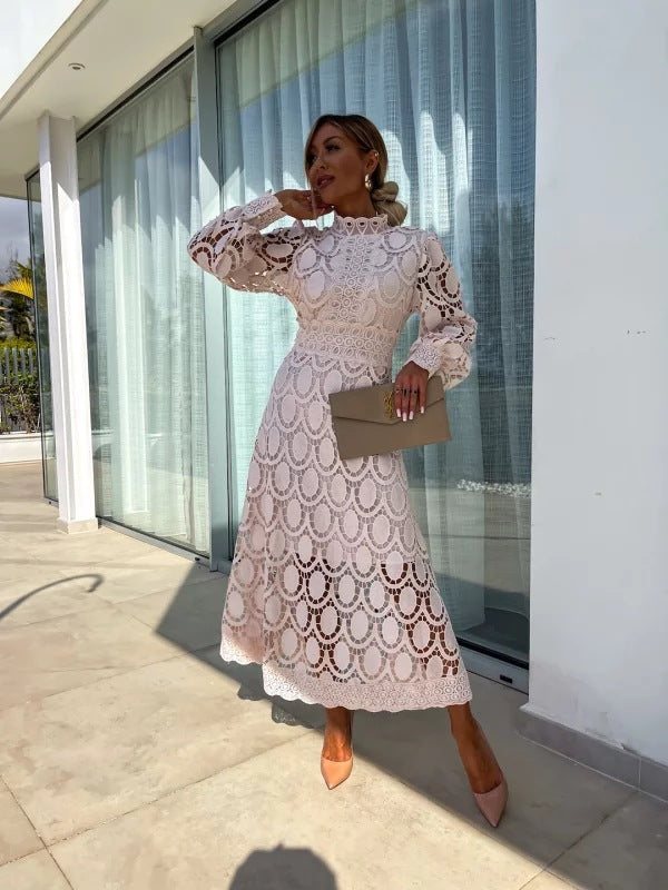 Linnea - Elegantes Spitzenkleid Mit Puffärmeln Und Hohem Kragen