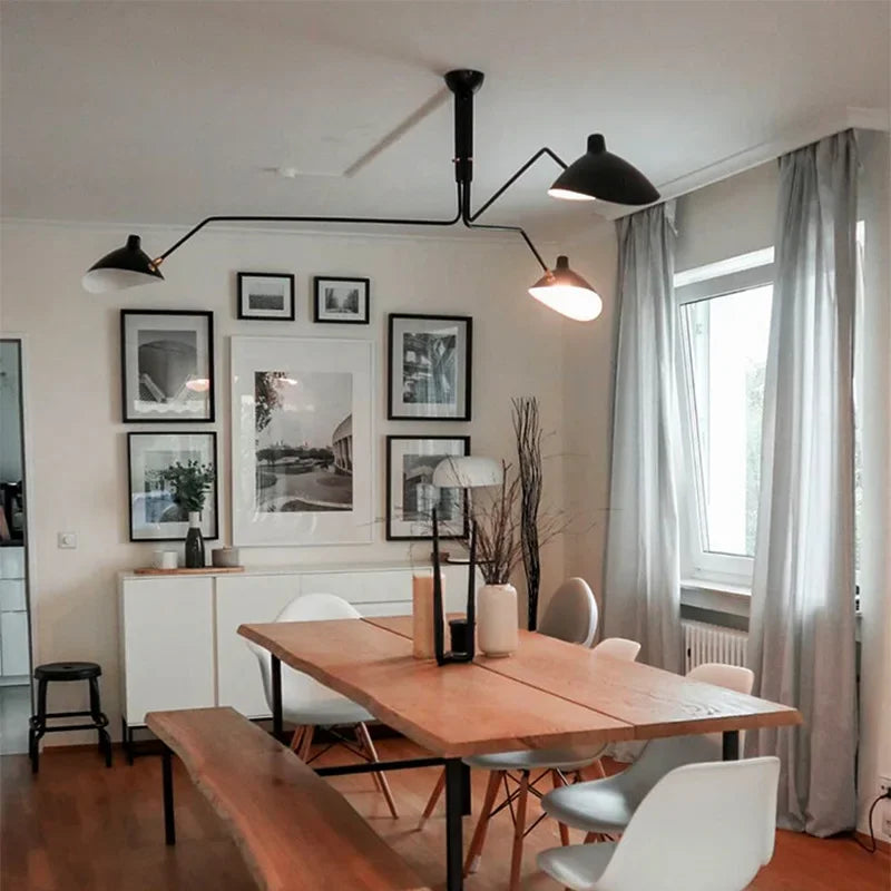 Schwarze Deckenlampe mit drehbaren Armen – modernes Design