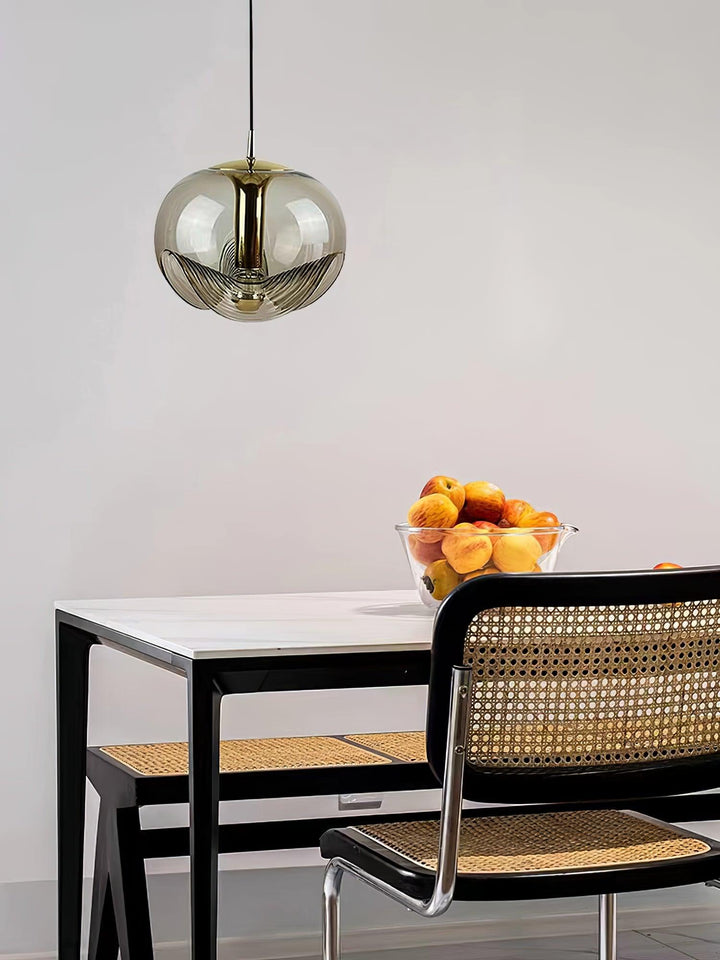 Hängelampe mit Skulpturform und Wellenstruktur