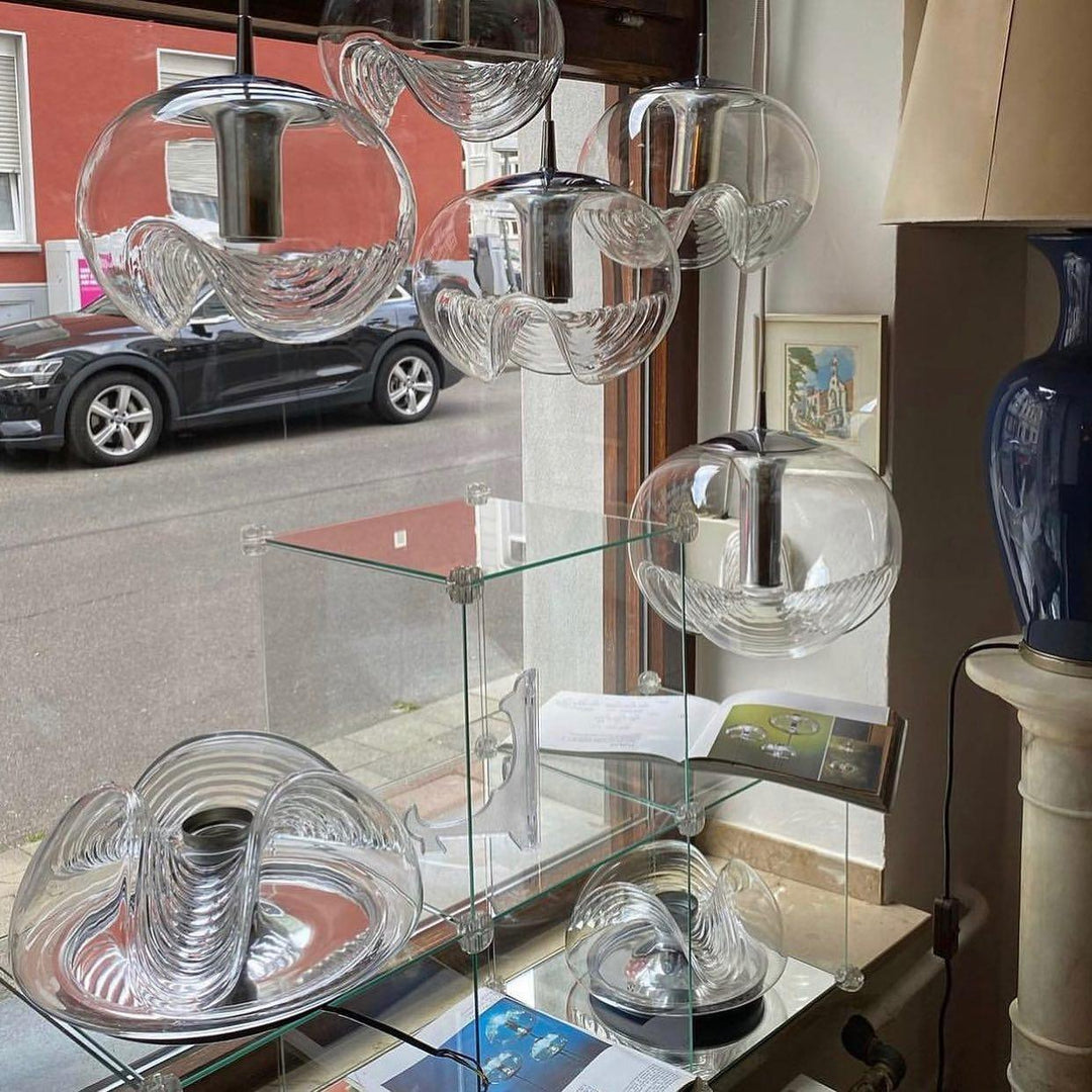 Hängelampe mit Skulpturform und Wellenstruktur