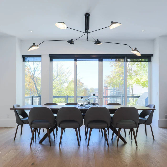 Schwarze Deckenlampe mit drehbaren Armen – modernes Design