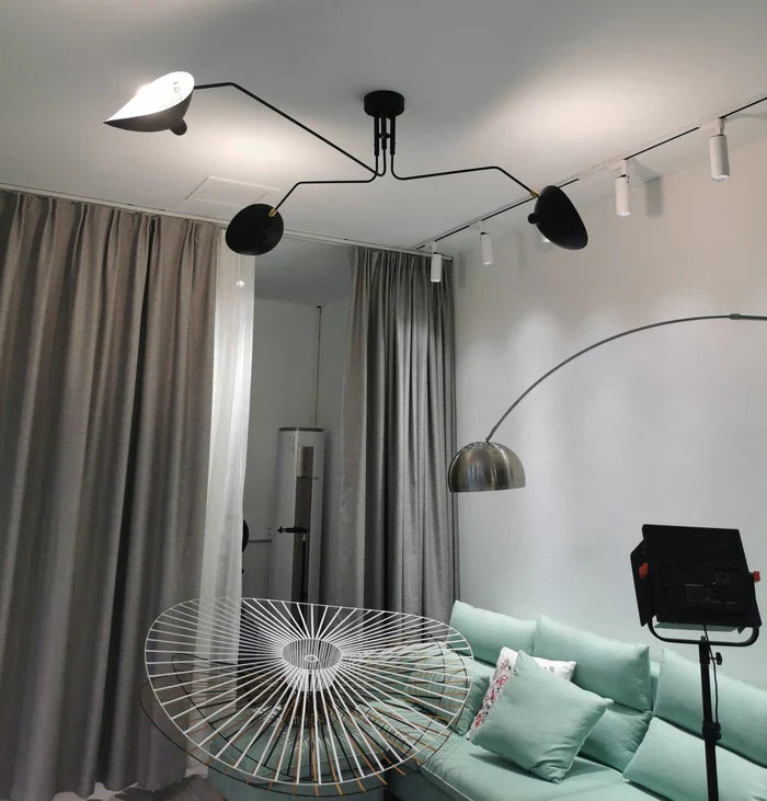 Schwarze Deckenlampe mit drehbaren Armen – modernes Design