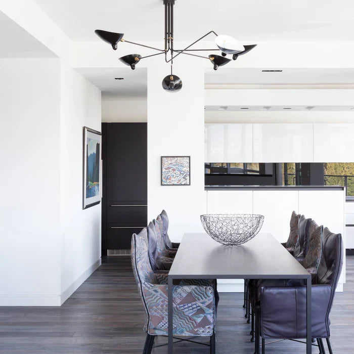 Schwarze Deckenlampe mit drehbaren Armen – modernes Design