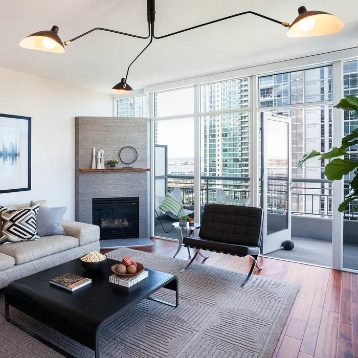 Schwarze Deckenlampe mit drehbaren Armen – modernes Design