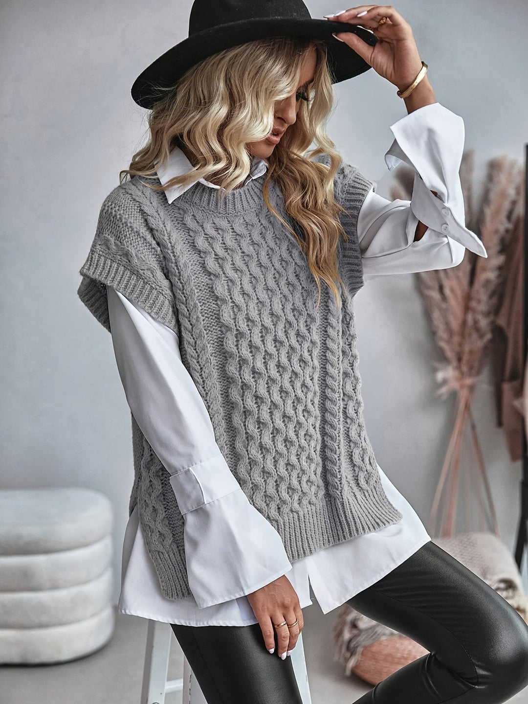 Colette | Ärmellose Strickweste mit Zopfmuster - Image 7