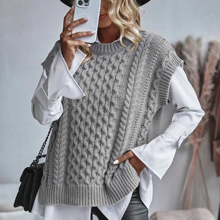 Colette | Ärmellose Strickweste mit Zopfmuster - Image 4