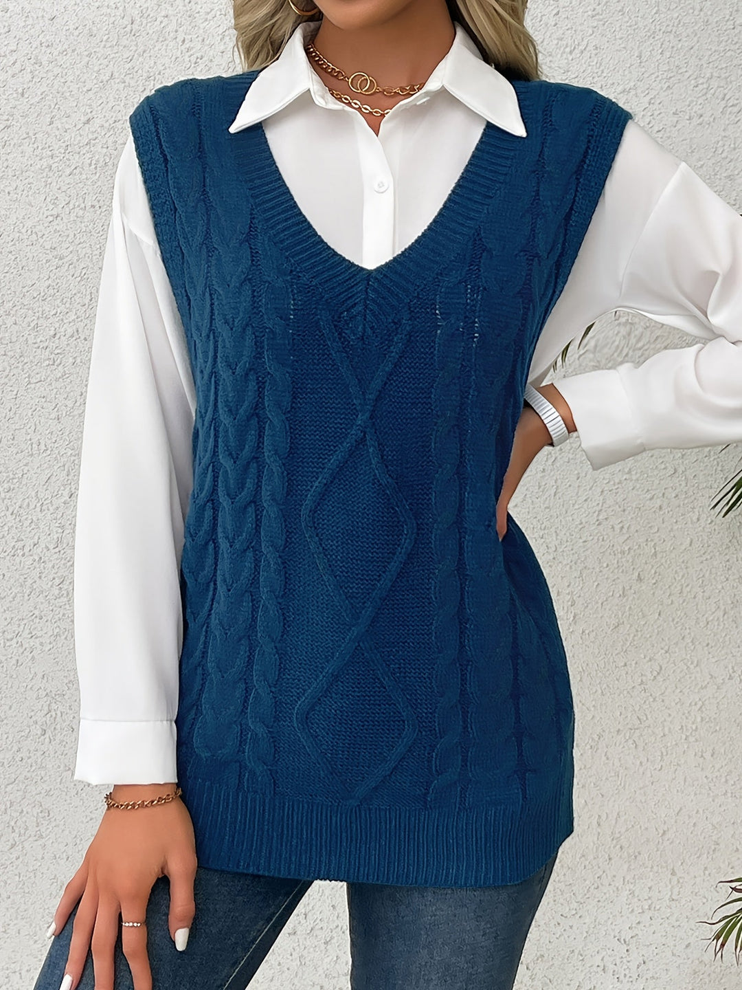 Colleen | Ärmelloser Zopfmuster-Pullover mit V-Ausschnitt - Image 46