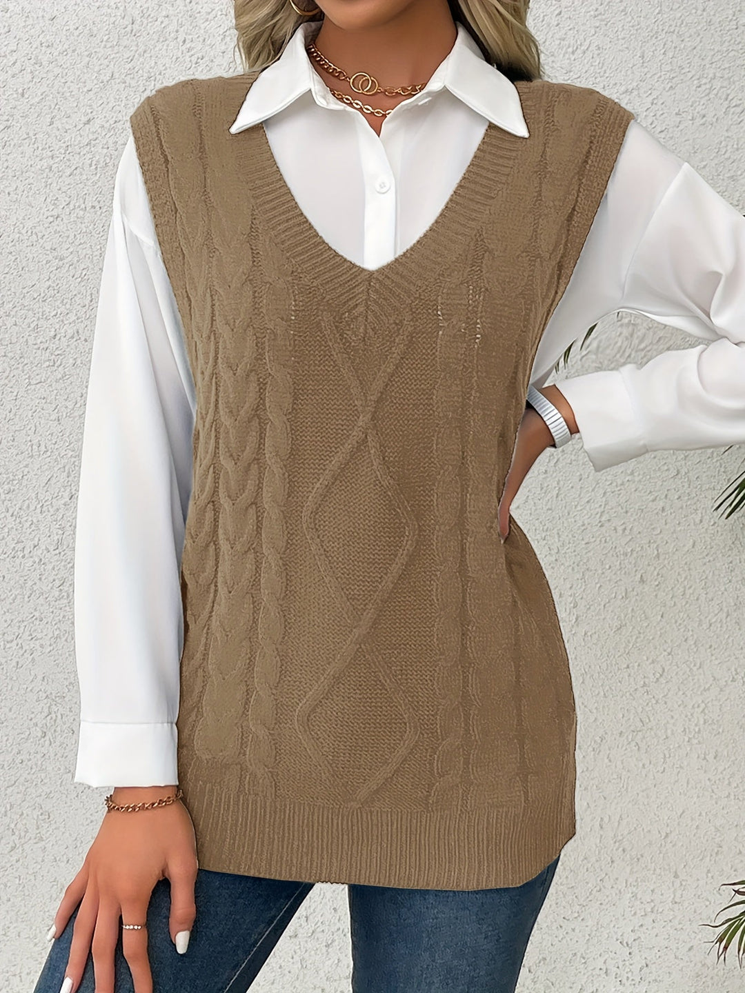 Colleen | Ärmelloser Zopfmuster-Pullover mit V-Ausschnitt - Image 40