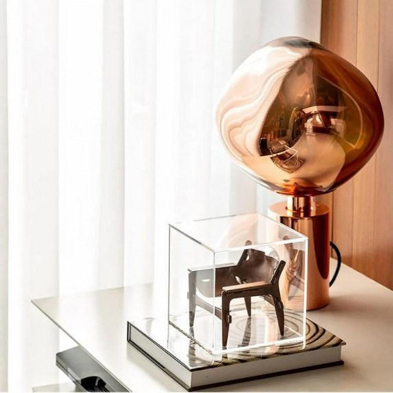 Moderne Kugel-Tischleuchte mit reflektierendem Design