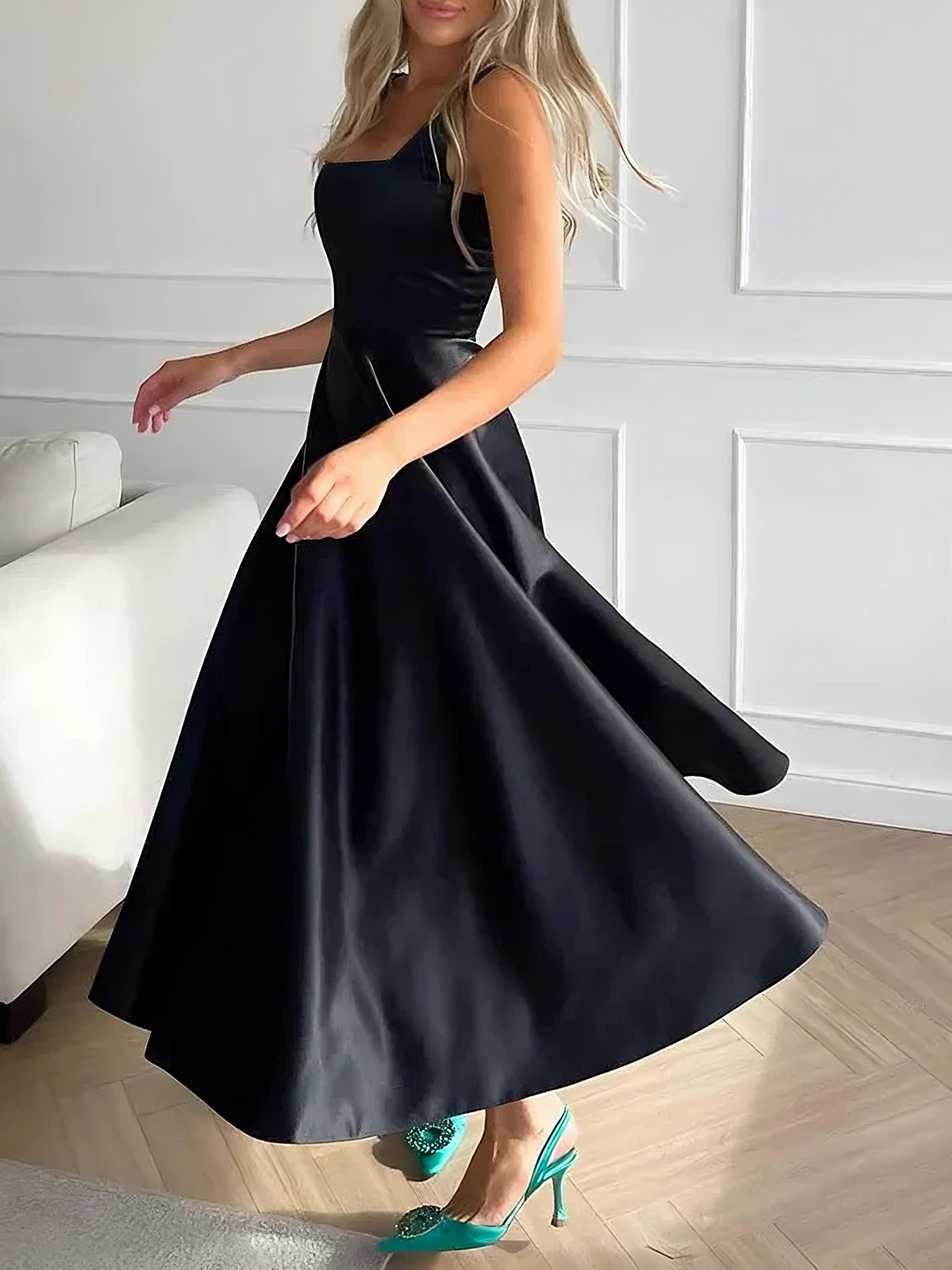 Raegan - Elegantes Midi Kleid Mit Karree Ausschnitt